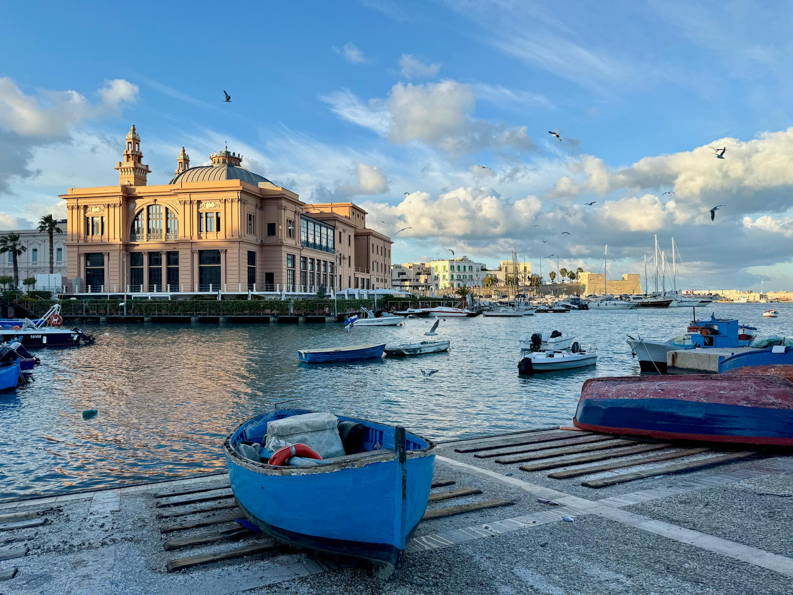 Il porto vecchio di Bari all'ora dorata, con il Teatro Margherita