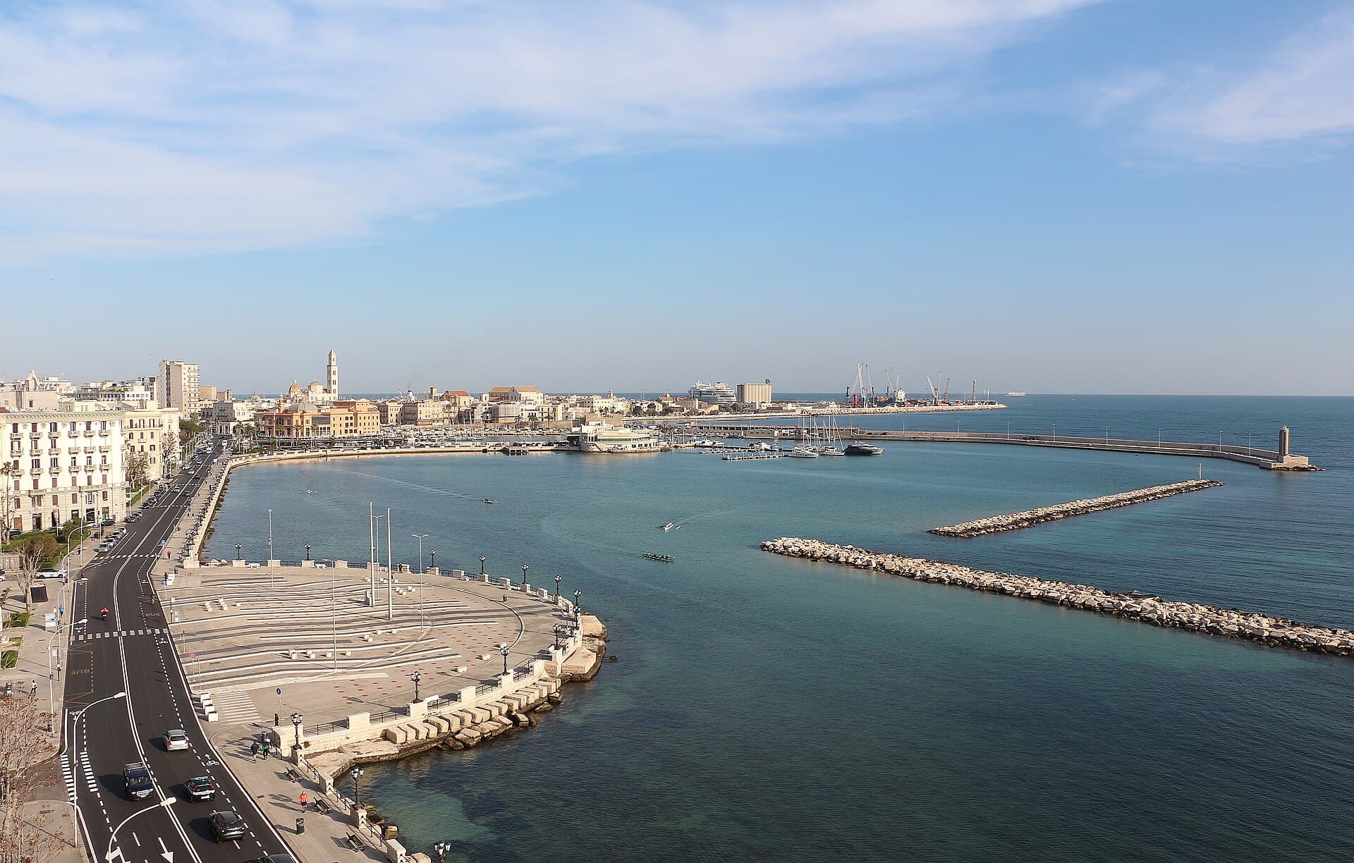 Il lungomare di Bari in una giornata di sole