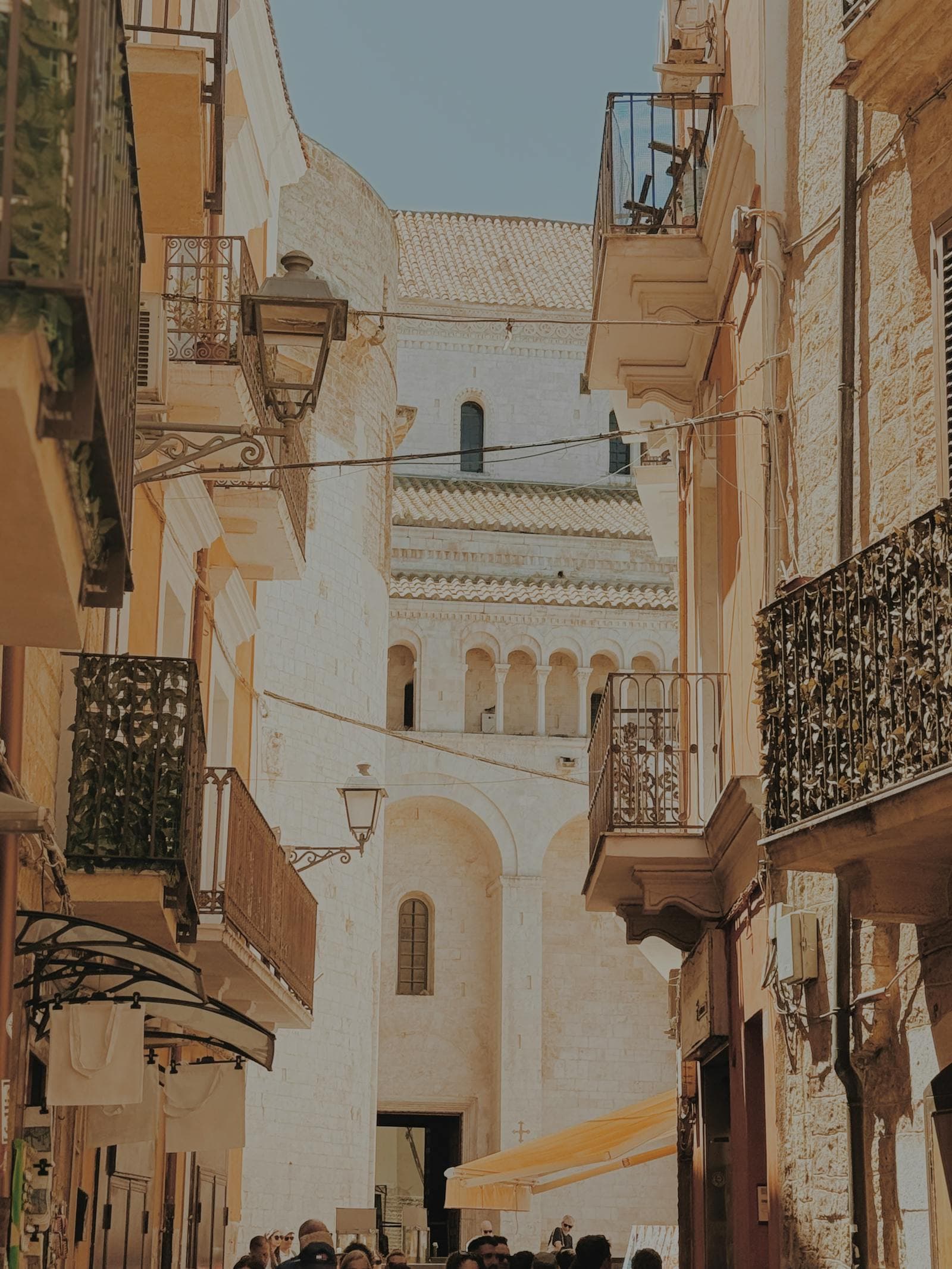 Un vicolo di Bari Vecchia verso la Cattedrale